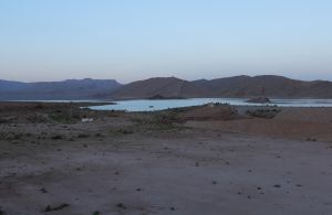 Errachidias Stausee in der D&auml;mmerung
