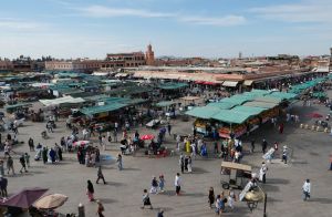 Djemaa el-Fna mittags, noch ist es ruhig.